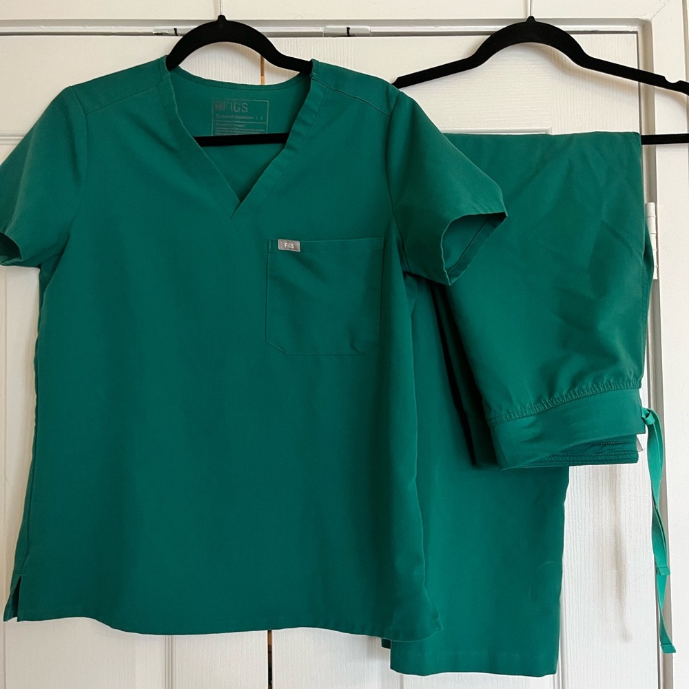 LIMITED EDITION FIGS Hunter Green Scrub Set
